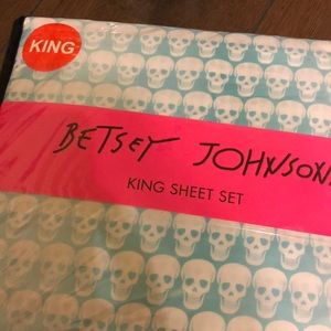 King size Betsey Johnson ombré skull